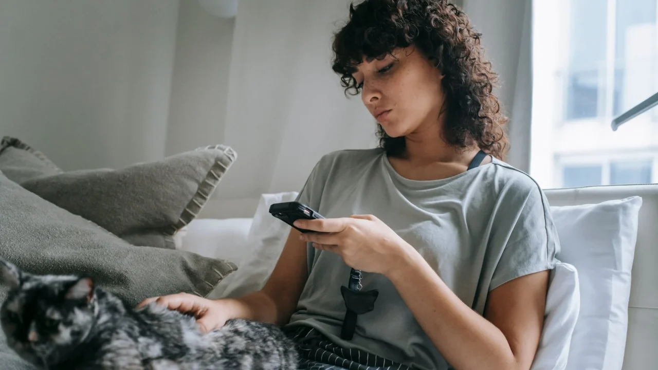 veterinarian smartphone sick cat